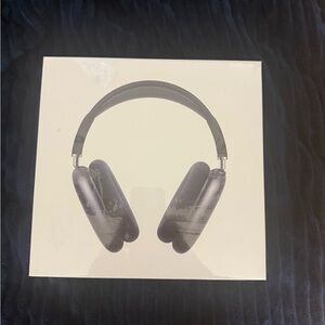 Apple Over-Ear Headphones in Black (Refurbished)